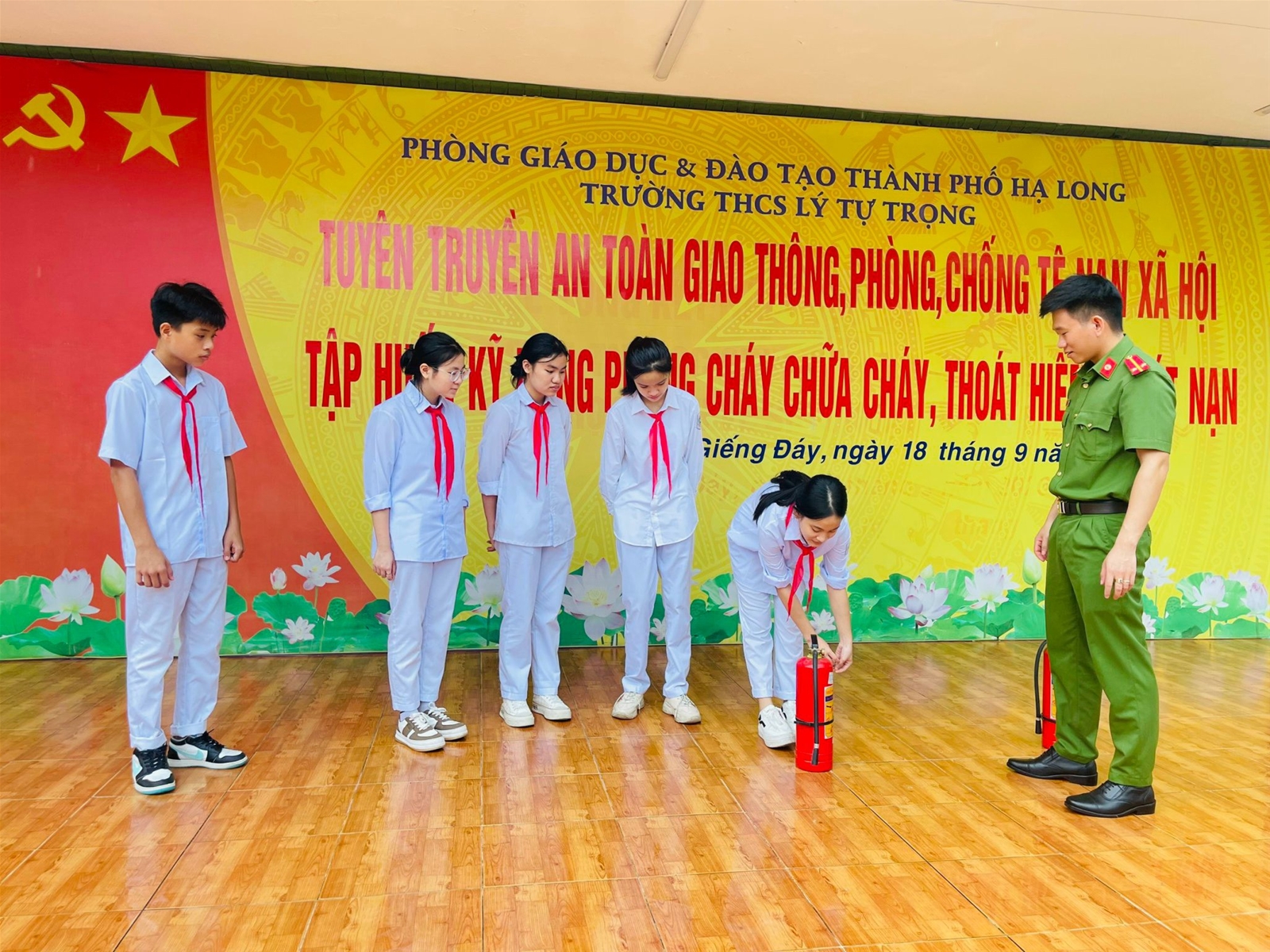 TUYÊN TRUYỀN AN TOÀN GIAO THÔNG, PHÒNG, CHỐNG TỆ NẠN XÃ HỘI TẬP HUẤN KỸ NĂNG PHÒNG CHÁY CHỮA CHÁY, THOÁT HIỂM, THOÁT NẠN