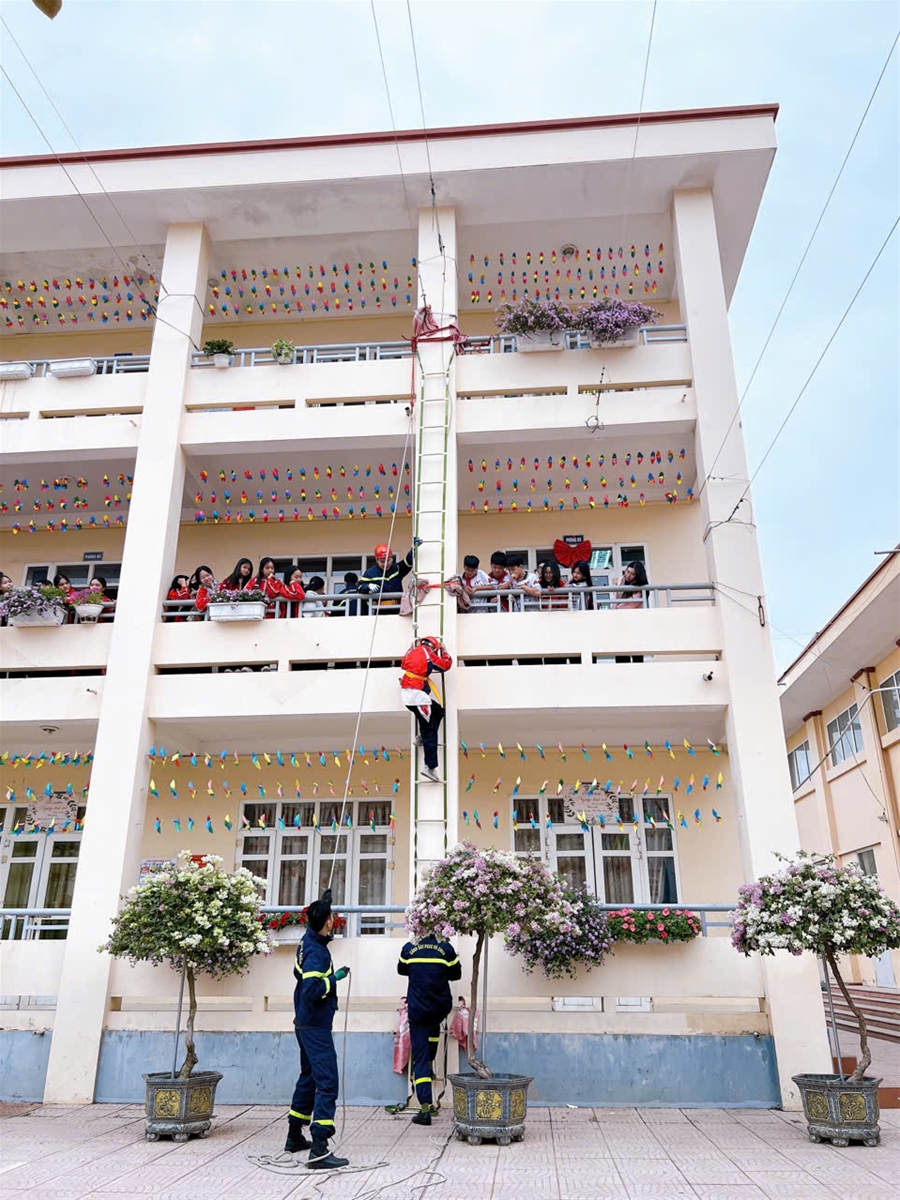 TẬP HUẤN PHƯƠNG ÁN PHÒNG CHÁY CHỮA CHÁY VÀ CỨU NẠN CỨU HỘ TẠI TRƯỜNG THCS LÝ TỰ TRỌNG