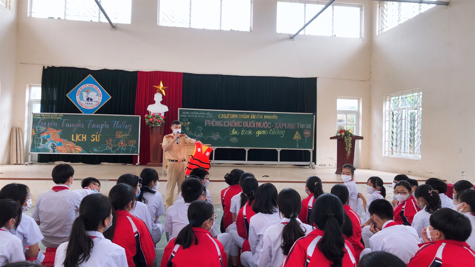 Buổi tuyên truyền phòng, chống đuối nước - xâm hại tình dục - an toàn giao thông và tuyên truyền truyền thống lịch sử của quân đội nhân dân Việt Nam cho các em học sinh trong trường THCS Lý Tự Trọng 