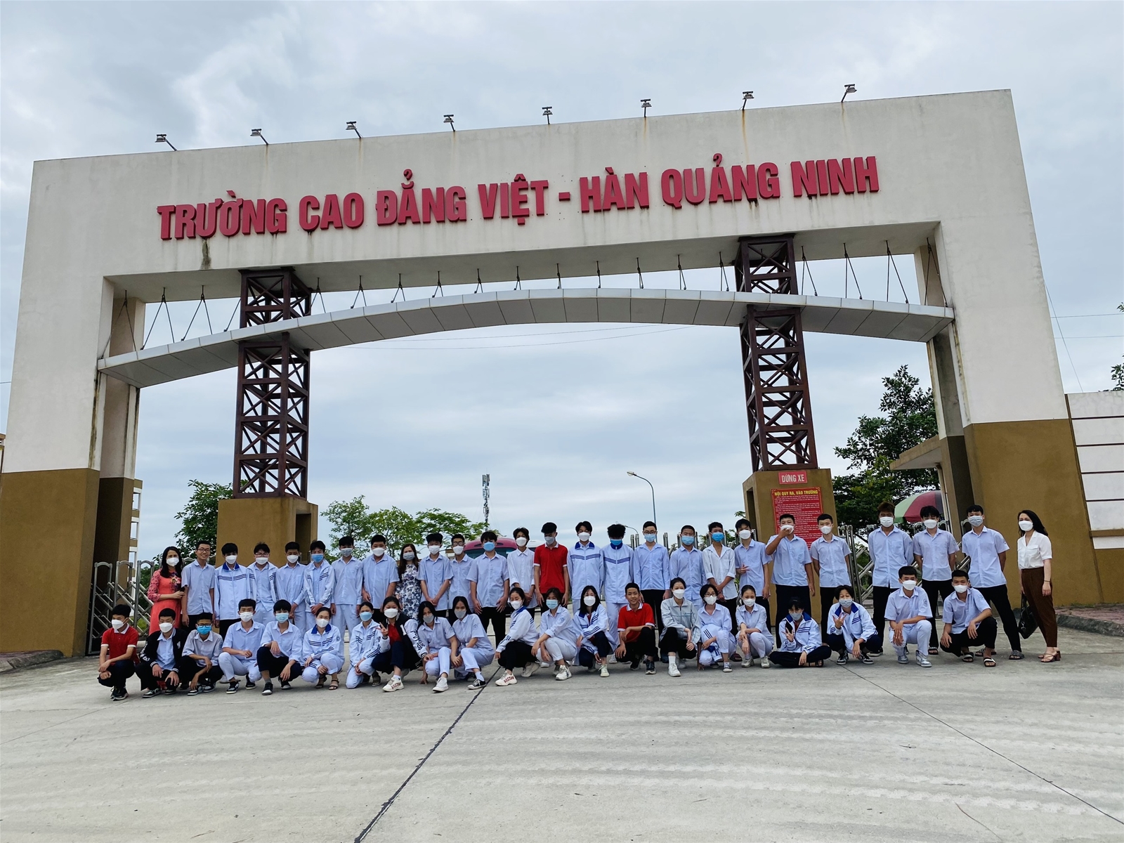 Học sinh khối 9 đi trải nghiệm ở trường Cao đẳng Việt Hàn